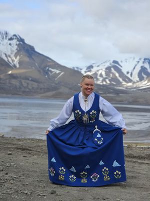 Brodert og montert Svalbardbunad Dame